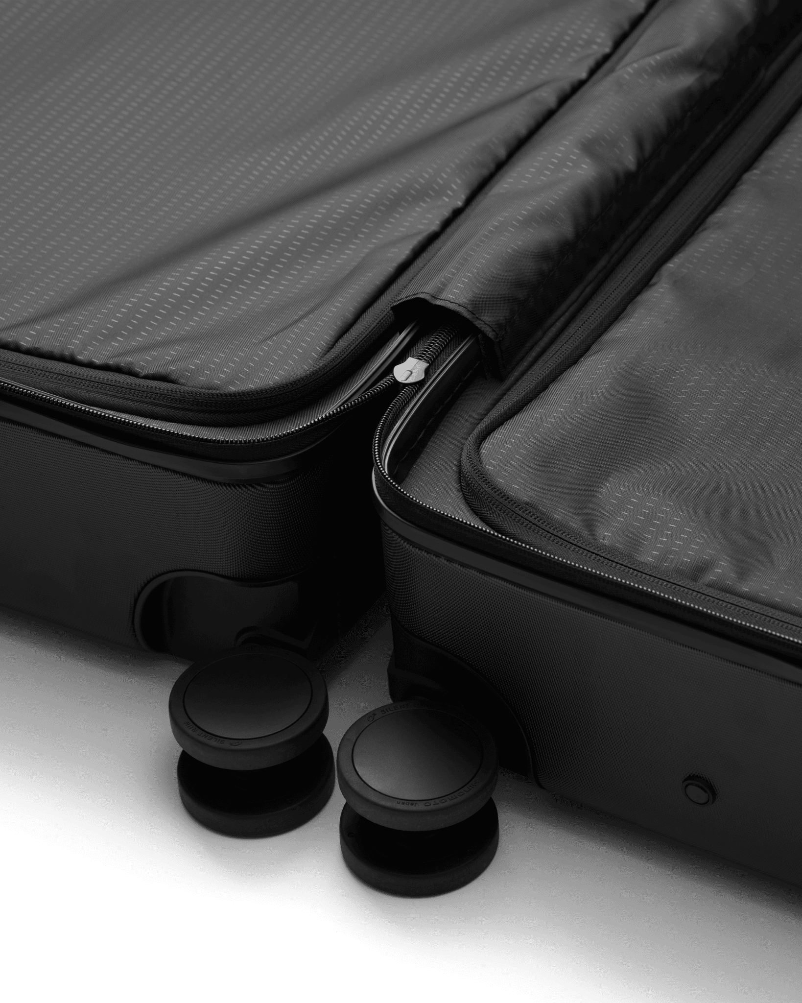 Ramverk Front-access Carry-on Black Out